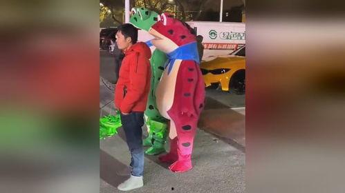 青蛙服装吃瓜,吃瓜群众纷纷追捧